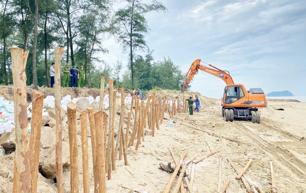 Yêu cầu các địa phương bảo vệ an toàn đê điều trước bão số 12 