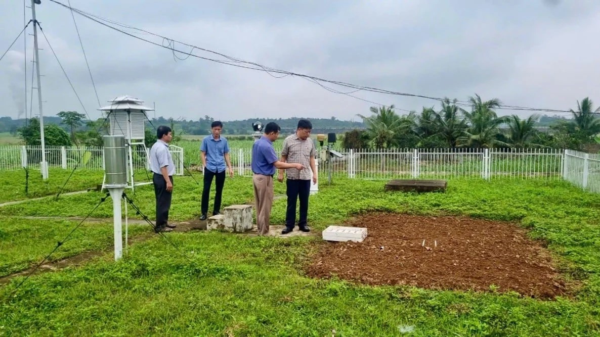 Lãnh đạo Cục Khí tượng Thủy văn thăm hỏi, động viên cán bộ vùng lũ
