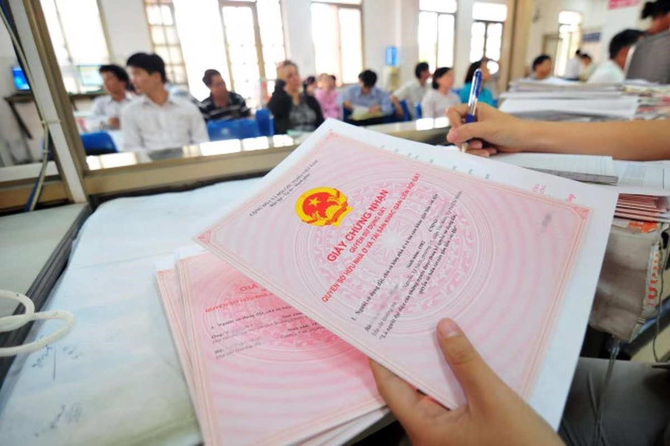Chủ tịch UBND cấp xã được cấp sổ đỏ cho người dân 
