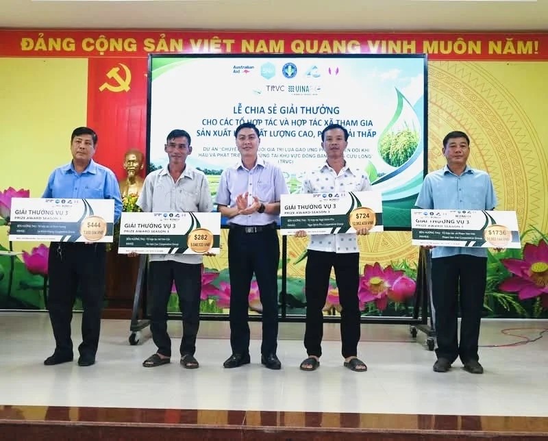 Hai tập thể nhận thưởng từ dự án lúa gạo bền vững
