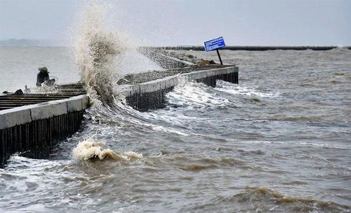 Tàu thuyền đề phòng lốc xoáy, gió giật mạnh trên biển 