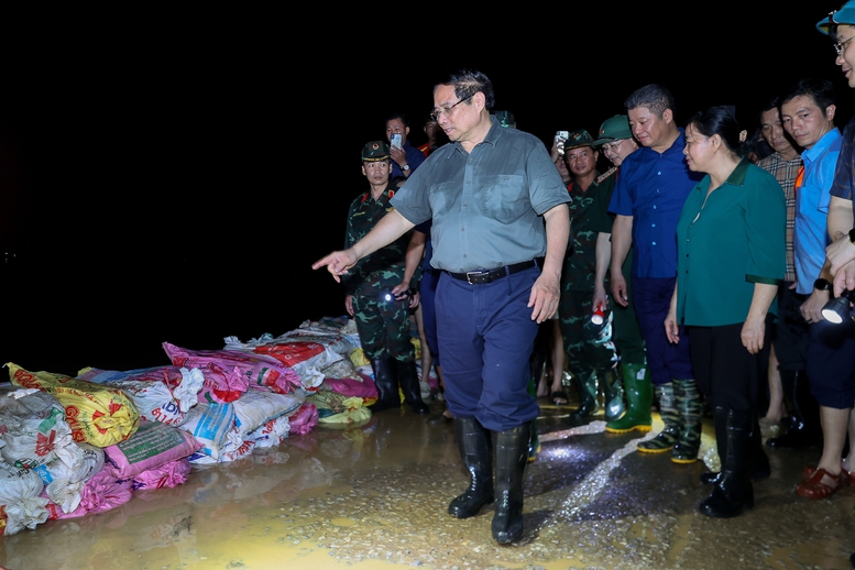 Thủ tướng kiểm tra công tác ứng phó mưa lũ tại vùng ven sông của Hà Nội