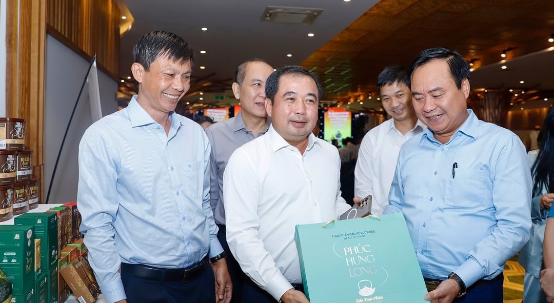 Quyền Bộ trưởng Trần Đức Thắng thăm gian trưng bày các sản phẩm OCOP chất lượng cao