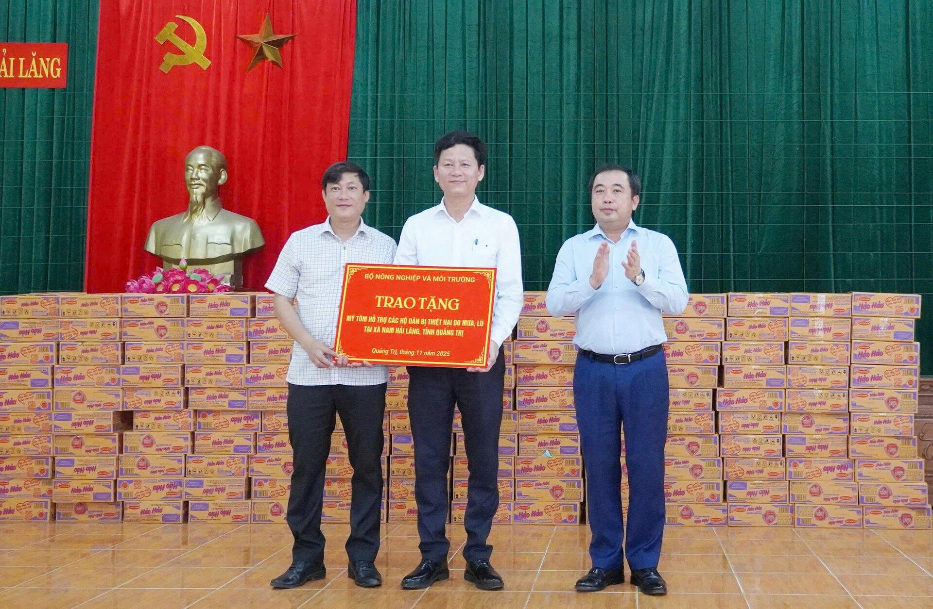 Bộ trưởng Trần Đức Thắng thăm, tặng quà cho người dân vùng lũ Quảng Trị