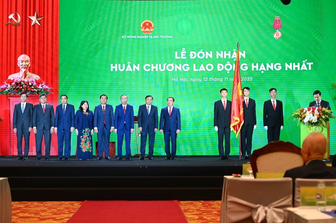 Bộ Nông nghiệp và Môi trường nhận Huân chương Lao động hạng Nhất