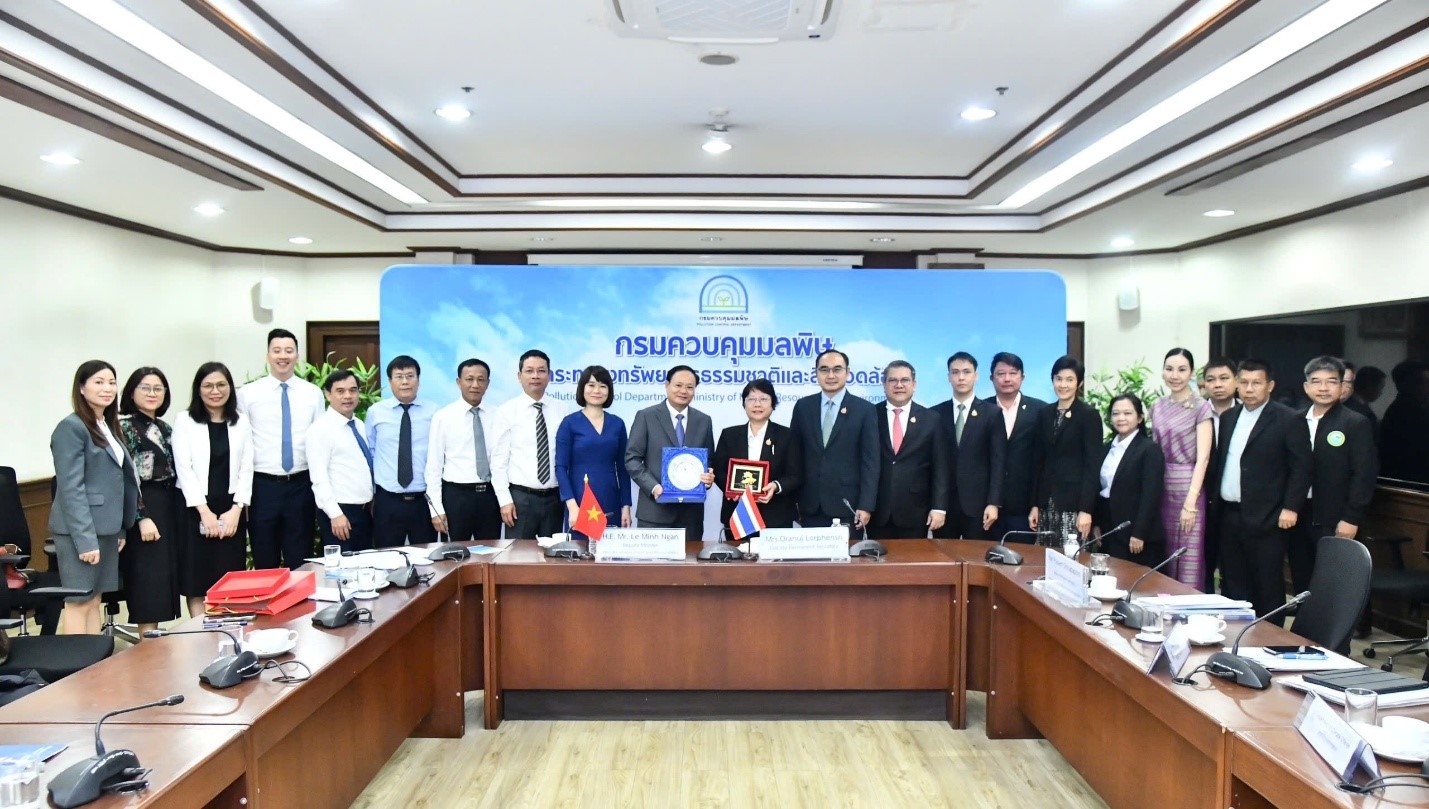 Các đại biểu của Bộ Nông nghiệp và Môi trường Việt Nam và Bộ Tài nguyên và Môi trường Thái Lan chụp ảnh kỷ niệm.
