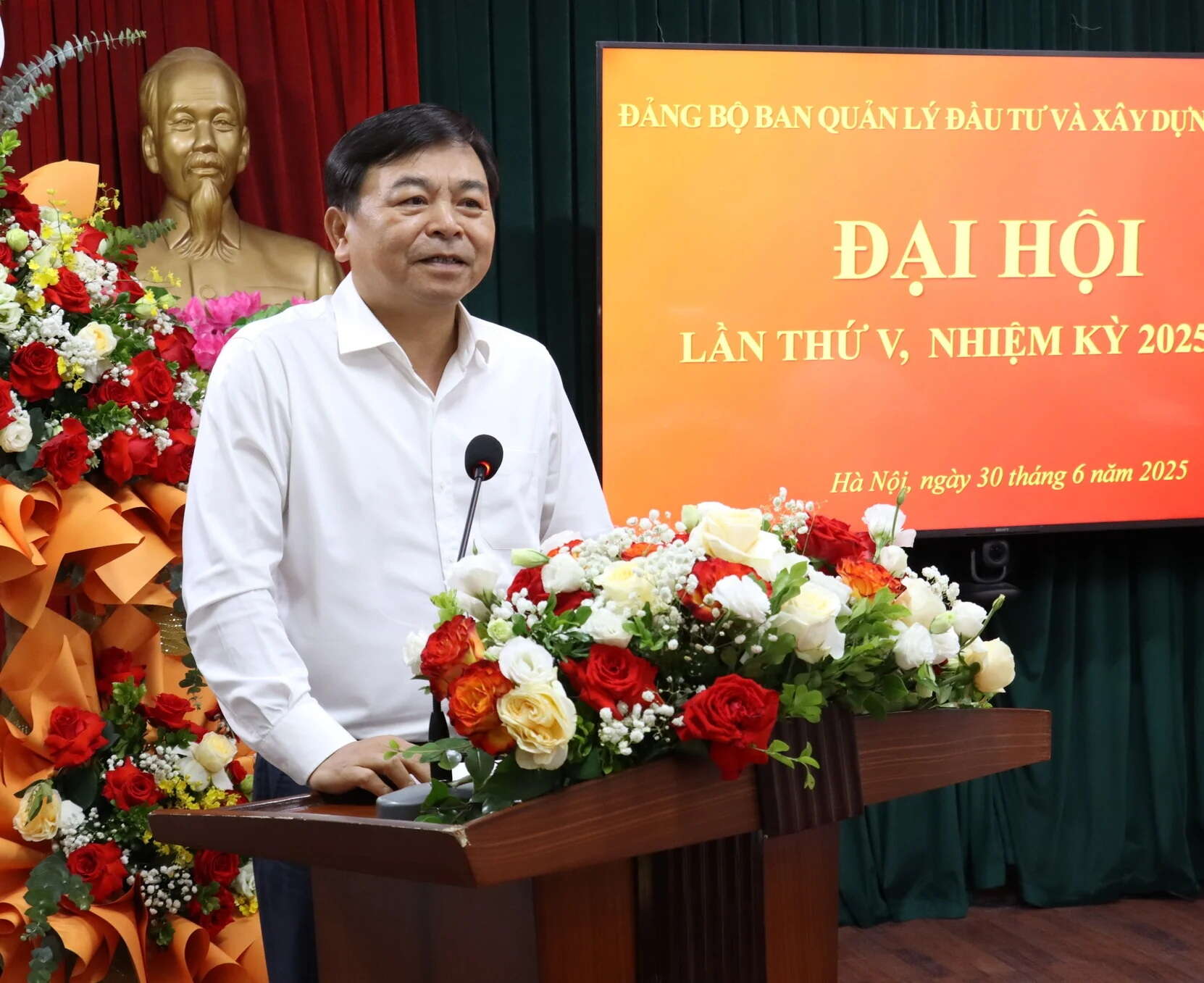 Mỗi đảng viên là 'ngọn cờ', là trung tâm đoàn kết và sáng tạo