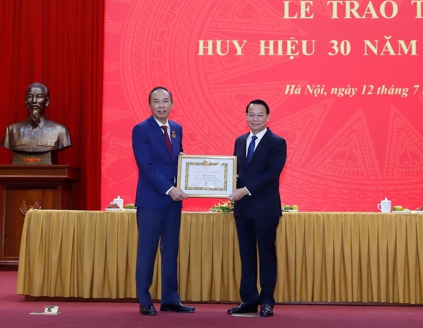 Đồng chí Phùng Đức Tiến nhận Huy hiệu 30 năm tuổi Đảng