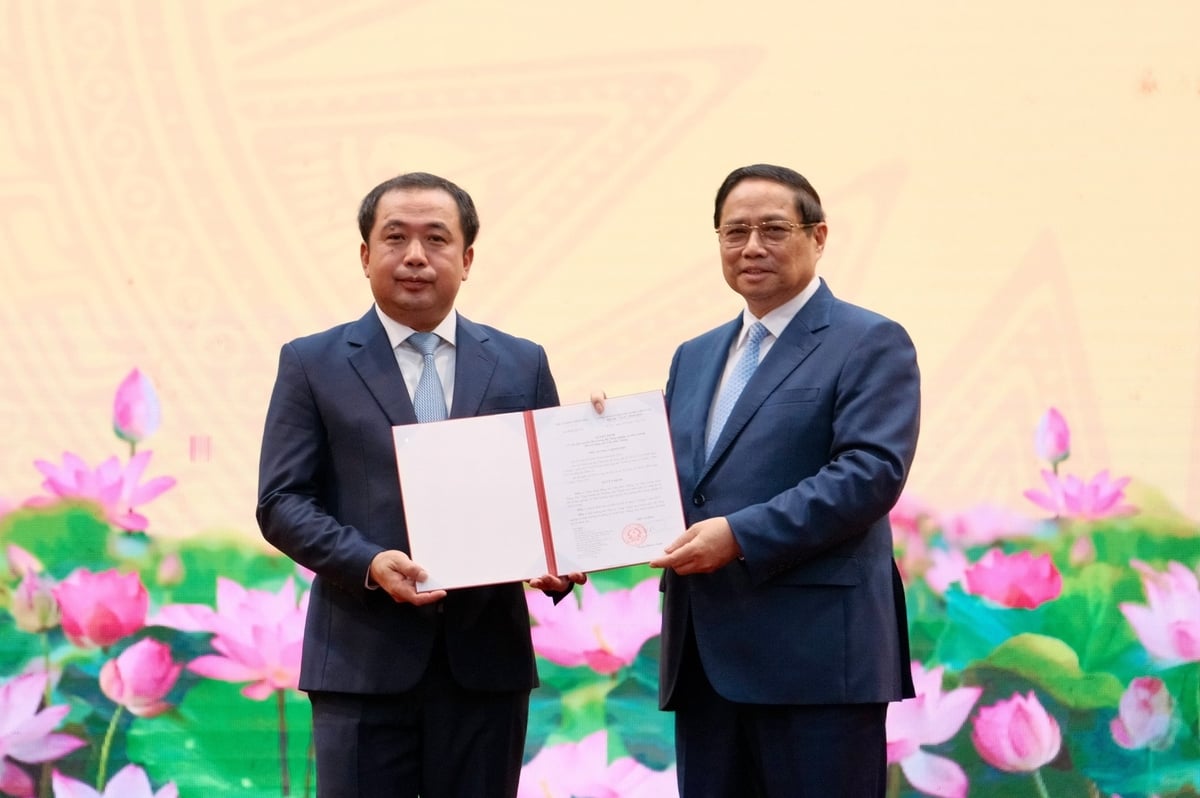 Thủ tướng trao quyết định giao quyền Bộ trưởng Bộ Nông nghiệp và Môi trường cho ông Trần Đức Thắng