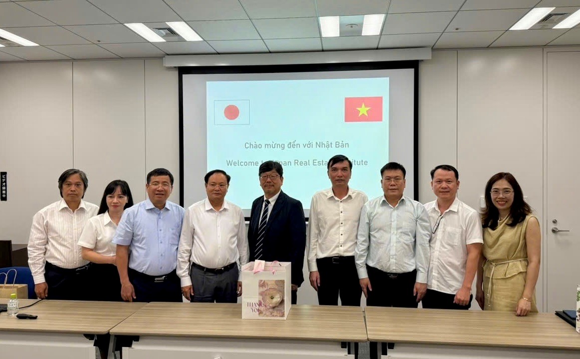 Thứ trưởng Lê Minh Ngân trao quà và chụp ảnh lưu niệm cho Viện Nghiên cứu Bất động sản Nhật Bản - JREI