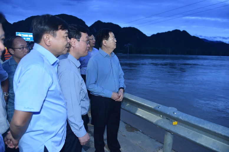 Phó Thủ tướng Mai Văn Chính kiểm tra công tác phòng, chống thiên tai, tình hình mưa lũ tại xã Con Cuông, Nghệ An