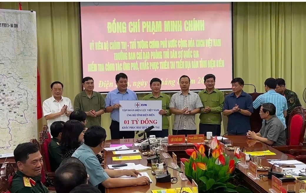 Thực hiện lời kêu gọi của Thủ tướng các doanh nghiệp đã ủng hộ tỉnh Điện Biên 18 tỷ đồng. Ảnh: Trần Hương. 