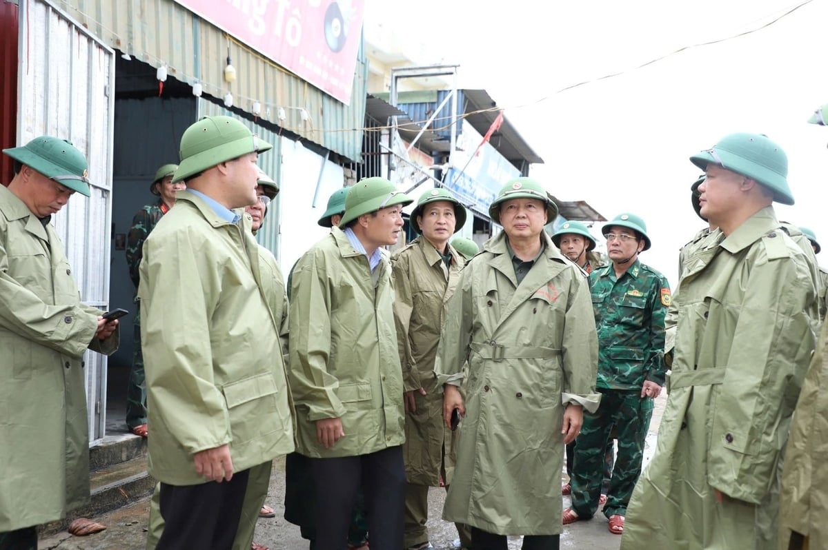 Phó Thủ tướng Trần Hồng Hà kiểm tra, chỉ đạo ứng phó bão số 10