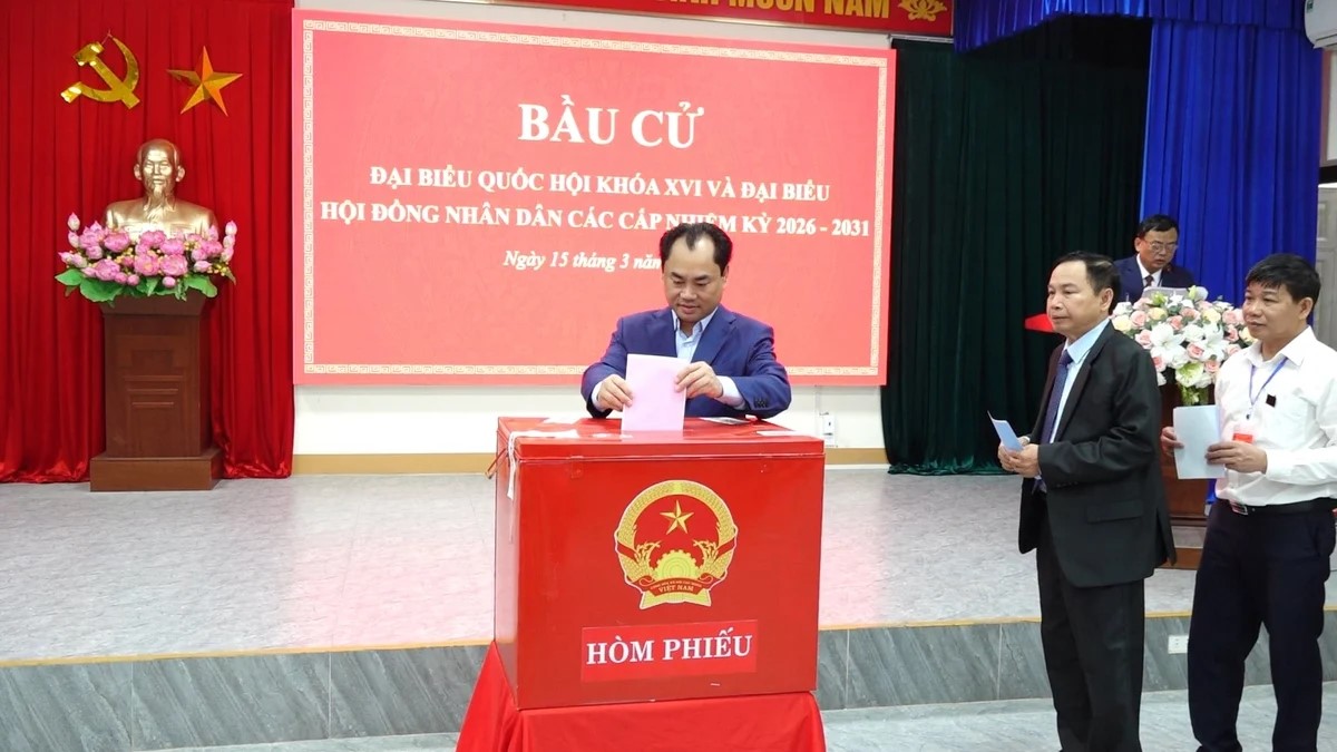 Thứ trưởng Thường trực Bộ Nông nghiệp và Môi trường Trịnh Việt Hùng bỏ phiếu bầu cử