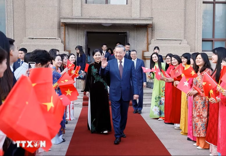 Tổng Bí thư, Chủ tịch nước Tô Lâm gặp gỡ cộng đồng người Việt Nam tại Trung Quốc