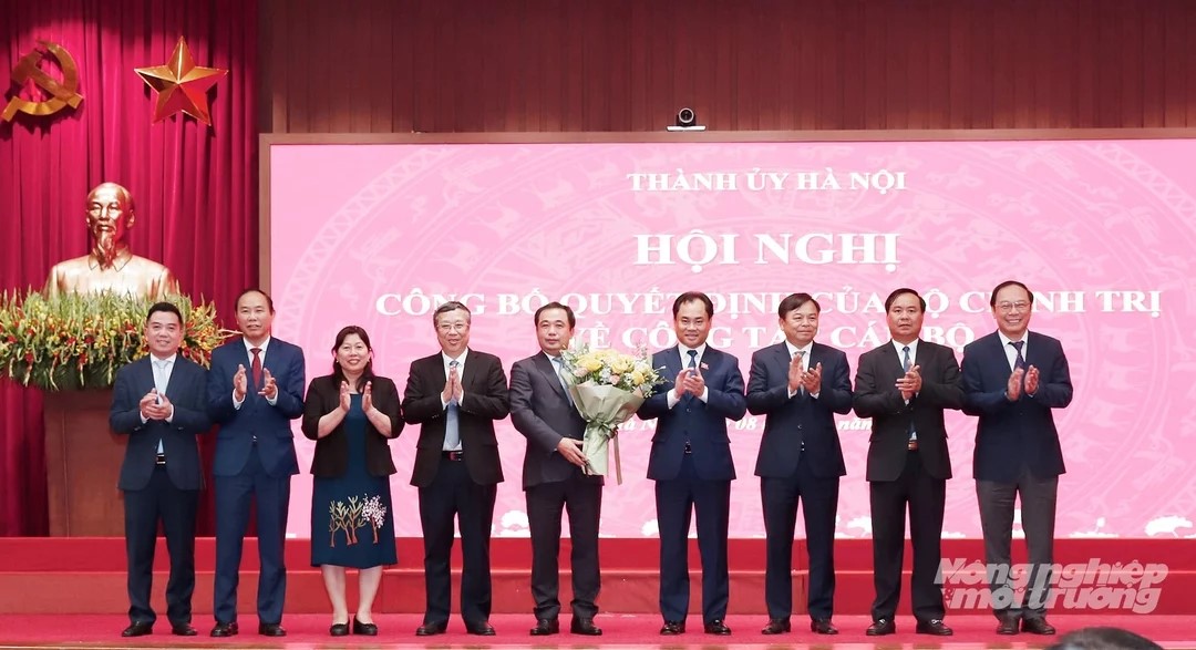 Lãnh đạo Bộ Nông nghiệp và Môi trường tặng hoa chúc mừng Bí thư Hà Nội Trần Đức Thắng
