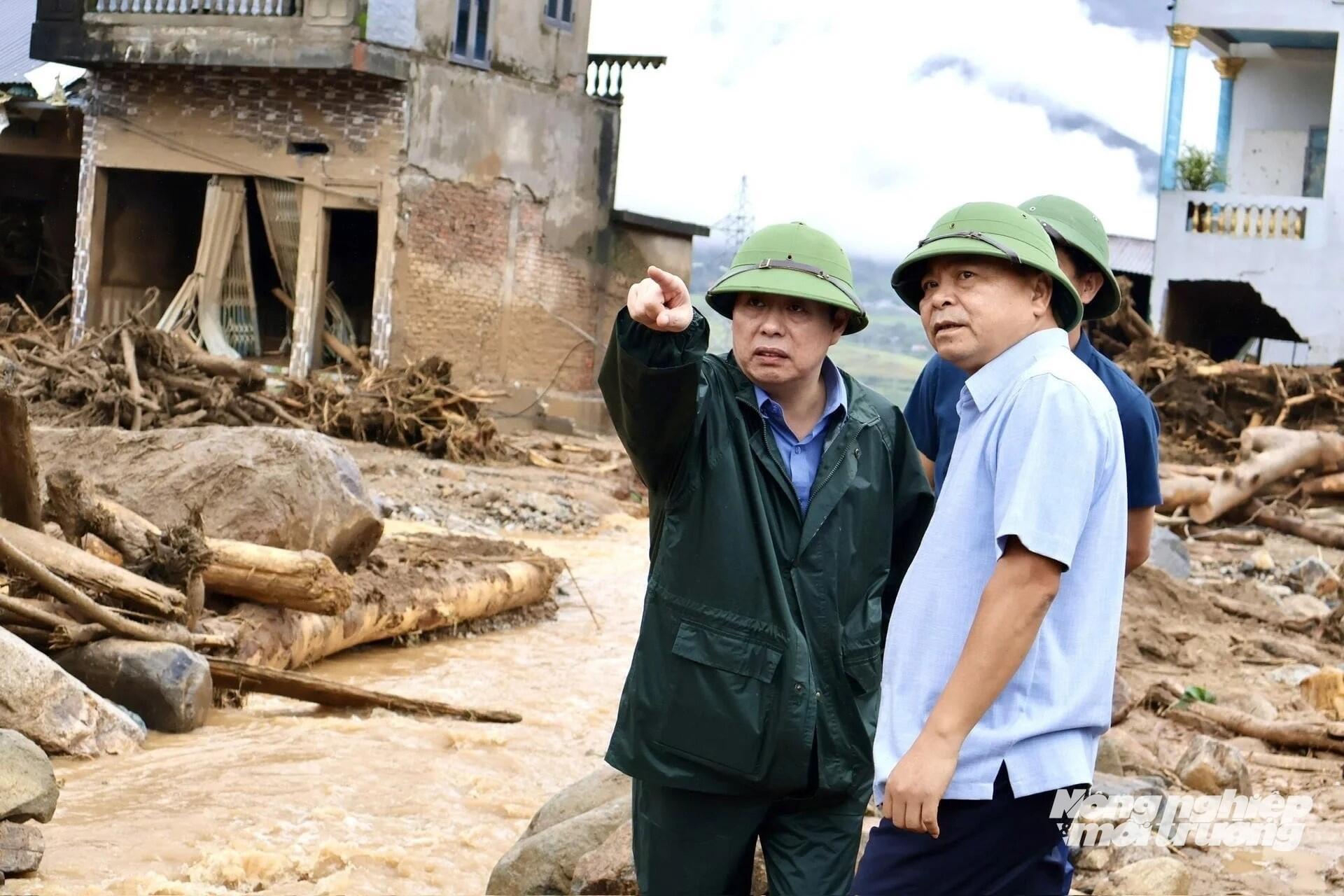 Thứ trưởng Nguyễn Hoàng Hiệp kiểm tra vùng tâm lũ Mường Than