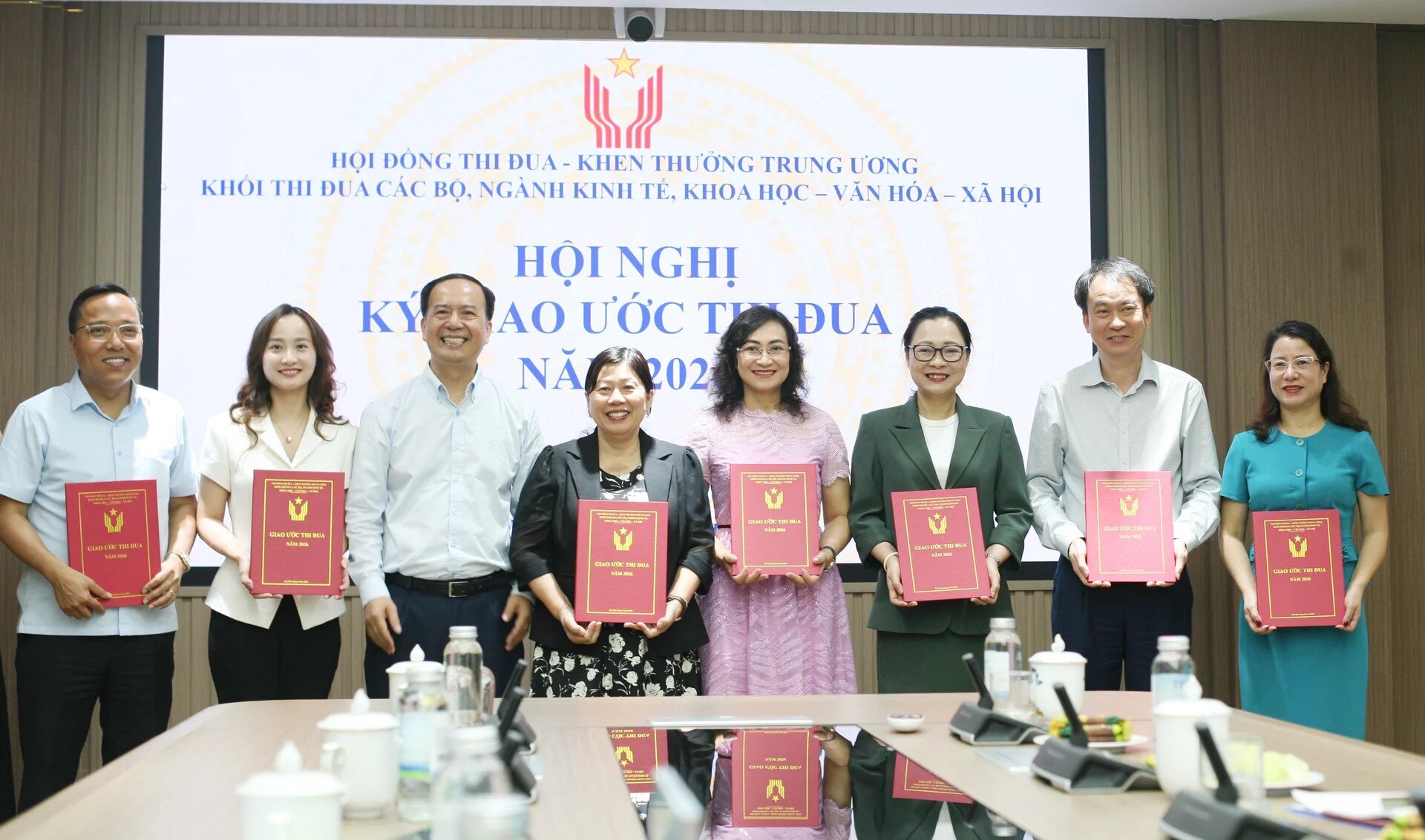 8 bộ, ngành ký giao ước thi đua