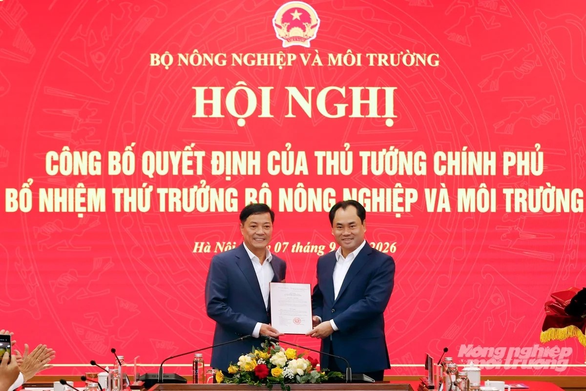 Trao Quyết định của Thủ tướng Chính phủ bổ nhiệm Thứ trưởng Bộ Nông nghiệp và Môi trường