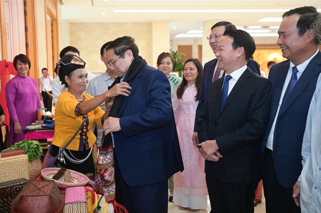 Thủ tướng thăm các gian hàng OCOP, nhận khăn thổ cẩm của đồng bào Thái